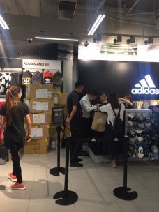 adidas(龍湖路商貿3店)