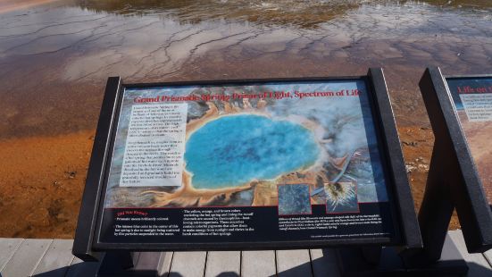 黄石公园除了老忠实间歇泉之外，最出名的就是大棱镜泉。而大棱镜