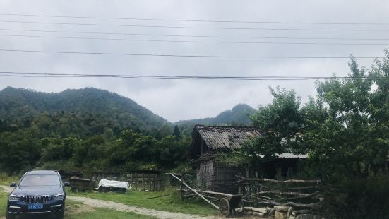 四个多小时的盘山路，走走停停，沿途风景也很美，随时停下拍照，