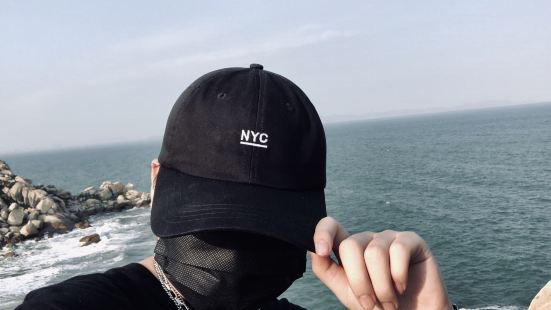 风景很好因为是未开发人很少安静特别舒服坐在悬崖边静静地看着远