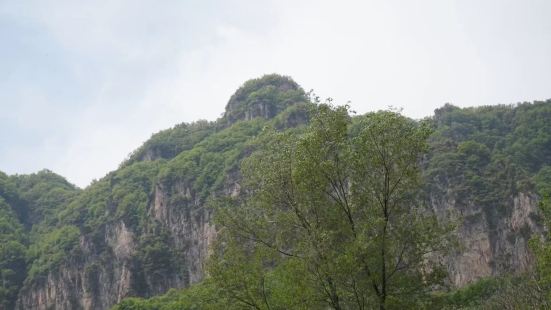 郭亮村这里的大峡谷观景台景色非常的不错啊，这里可以看到整个峡