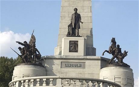 曼彻斯特的林肯雕像也是一座关乎美国的一个纪念性的雕塑，这座地