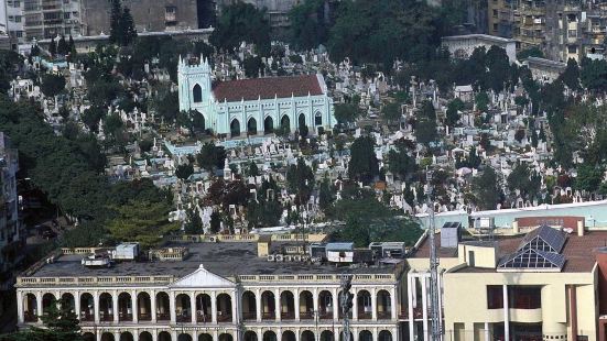 觉得中国的墓地往往是庄重而压抑的，但是这里却是宁静而美丽的，