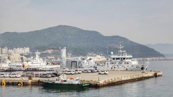 据说内有280多种，33,000只海洋生物与大家见面。水族馆