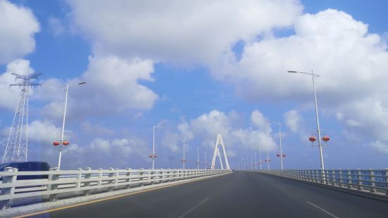 大桥周边的景观跟空气都相当的好，正当海口还是阴云密布的时候，