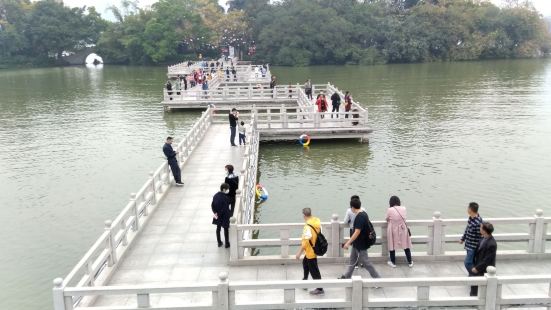 廣東惠州西湖景區內的九曲橋是惠州西湖湖面中間的一座曲曲折折的