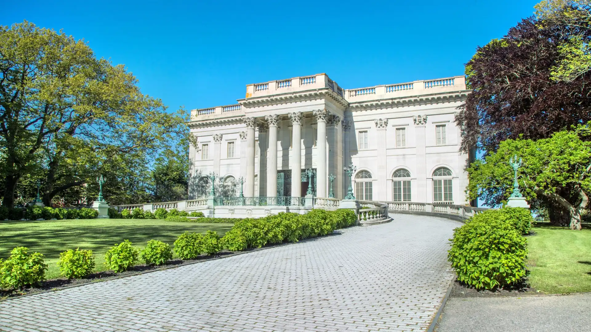 Hotels near Marble House
