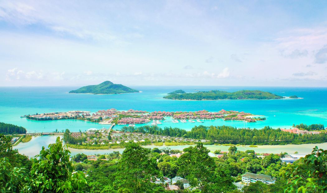 Compare 2 airports near La Digue