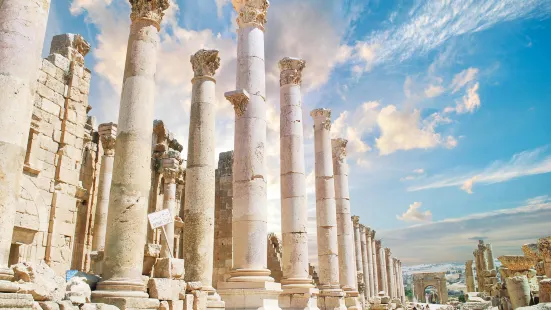 Colonnaded St