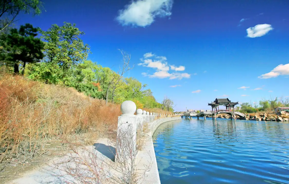 Hotels near Moon Lake Park