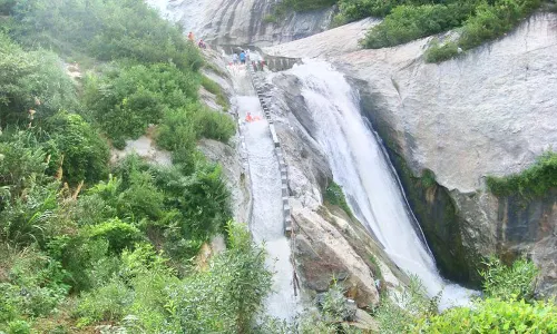Tianjing Mountain Grand Canyon Drifting