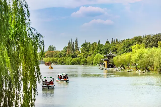 Sightseeing Boats in Yangzhou
