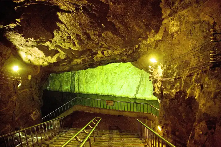 Hotels near Zhaishan Tunnel