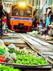 Marché sur les voies de Mae Klong