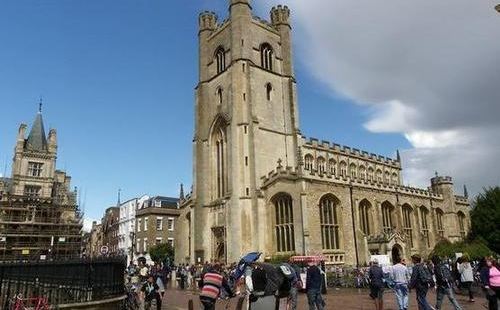 剑桥圣母教堂也是一个很值得参观的好地方，剑桥学院的很多的地方
