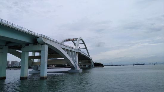 五缘大桥位于厦门市湖里区东北方向，南距天圆大桥约2.25千米