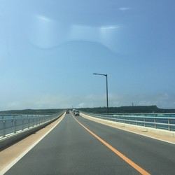 连接宫古岛和伊良部岛的跨海大桥，2015年初刚通车，是日本最