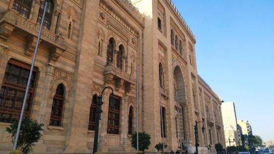 1.位于开罗市中心东侧，离阿布迪恩宫只有5分钟的步行距离；2