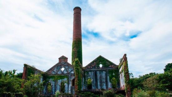 建于1909年废弃的铜冶炼厂，由建筑师三分一博志改造，08年