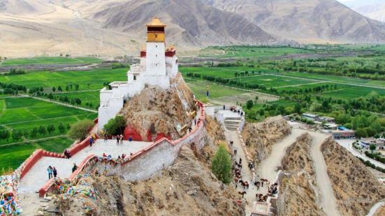 雍布拉康位於山南市澤當鎮11公里的扎西次日山上。是西藏歷史上