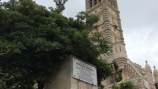 圣母加德大教堂是马赛的象征，它建于150米高的一个山丘上，从