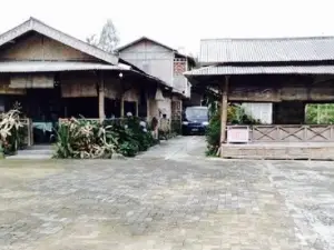 Pondok Makan Lereng Merbabu
