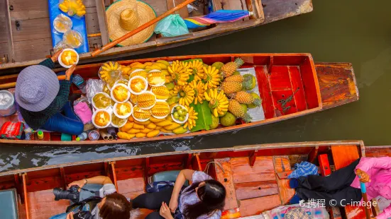 Damnoen Saduak Floating Market