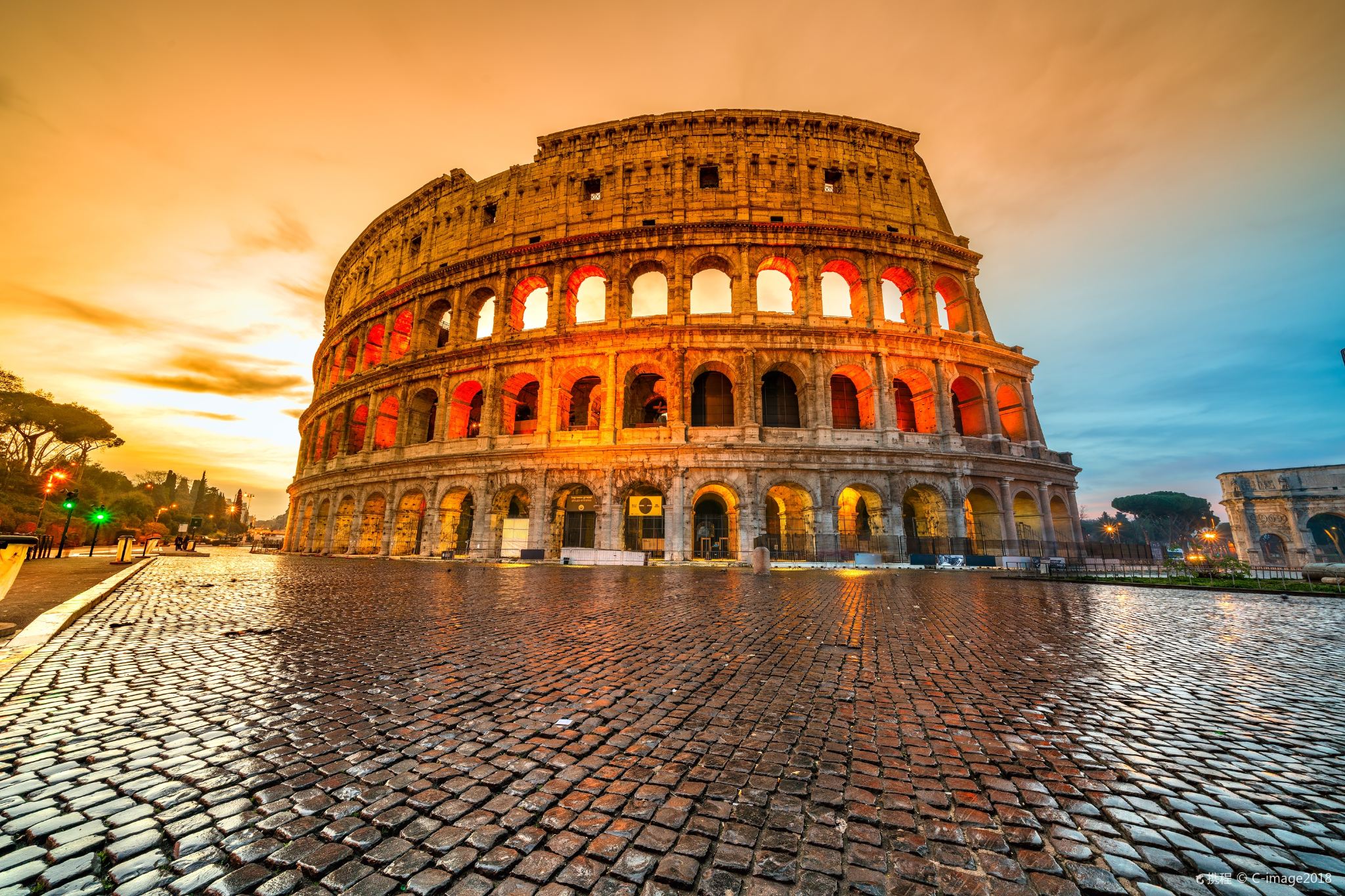 Half-day tour of the ancient Colosseum in Rome|Admission ticket with reservation included + licensed guided tour|Premium small group