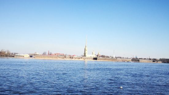 這裡是聖彼得堡市靠近海岸最近的地方，曾經是繁忙的港口。不過隨