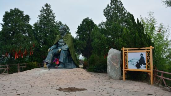 郑州岳山寺景区是黄河风景名胜区内的一个重要的景区，其主要玩点