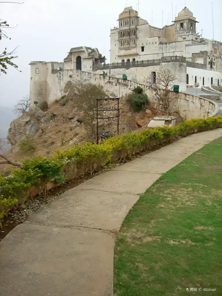 Hotels near Sajjan Garh