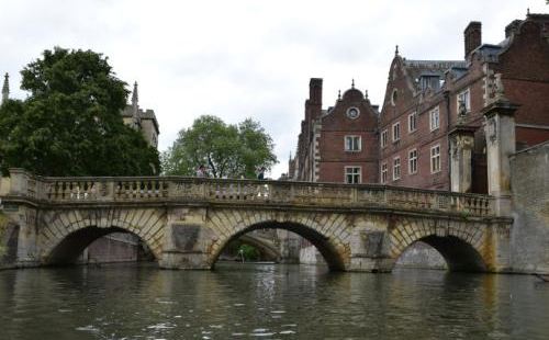 一个小小的桥梁，结构比较简单，在连接着剑桥大学不同学院之间，
