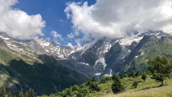 環勃朗峰徒步第一天 25000步的石頭山路  近山綠深深，遠