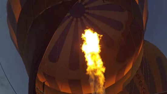 土耳其卡帕多西亚的热门项目热气球，早上要起很早，会有小车到住