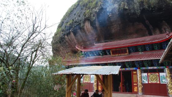 天台岩寺位于福建三明泰宁县城西部12公里处，是一个有特色的丹