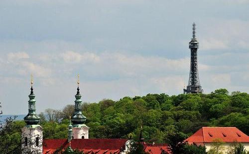 佩特山瞭望塔也是欣赏布拉格景色的一个很独特的建筑，瞭望塔蛮高