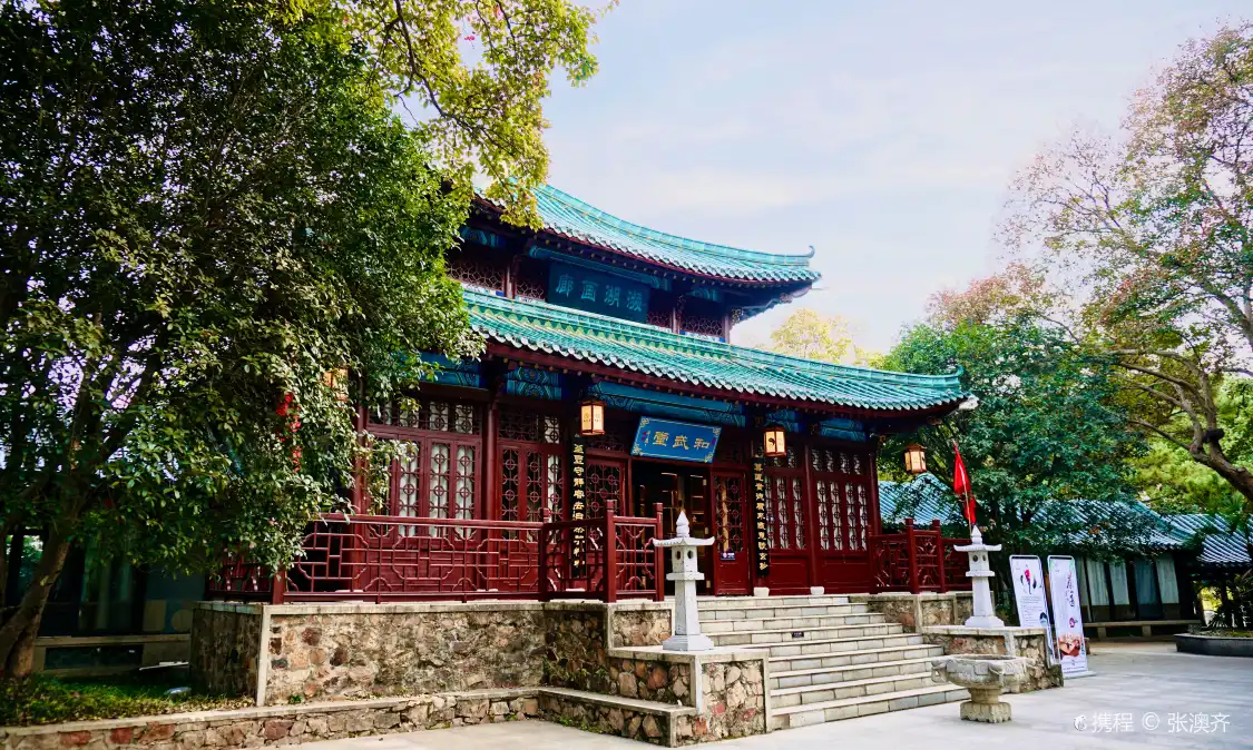 Hotels near Binhu Gallery