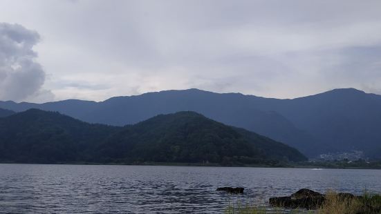 本棲湖是富士五湖之一，因為距離富士山較遠，而且交通不便利，所