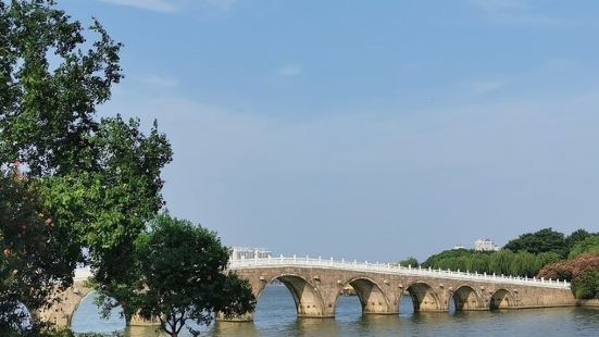 宜园是一个以小桥流水为基调、古典形式的现代江南园林，是团氿风