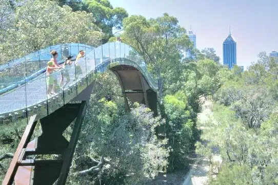 ロッテリーウェスト・フェデレーション・ウォークウェイ周辺のホテル