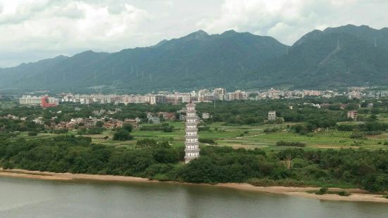 英德的南山森林公园，可以一览北江全景的绝佳之地，是半山上有座