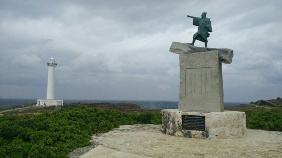 残波岬这里相当凶险，这里海滩风非常大，但还有人在玩。这里海水