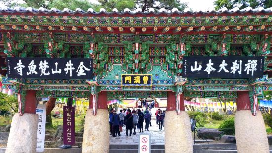 梵鱼寺，一所位於韓国釜山金井山麓之深山寺廟，寺廟規模宏大，靈