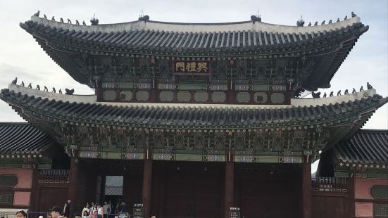 进入景福宫的第一道门为光化门，第二道就是兴礼门。此处最早记载