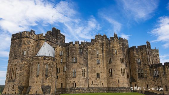 one-day tour of Holy Island and Alnwick Castle from Edinburgh (Harry Potter Castle)