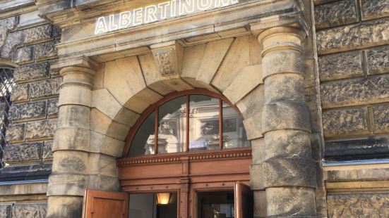 阿爾貝提努博物館位於布呂爾平台，原來是軍械庫，現在主要陳列近
