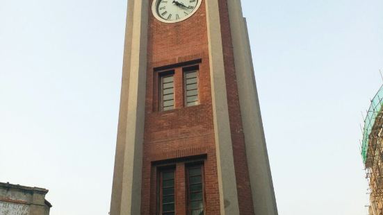 標準鐘樓位於市區陽明路與解放路交匯的路口街中心，始建於195