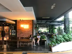 The Bee