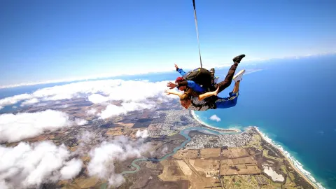 Parachuting in Cairns attraction in Cairns