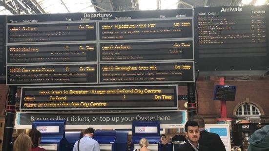 早上搭火车去牛津逛逛。在火车站大厅一群人站在大屏幕上看站台信